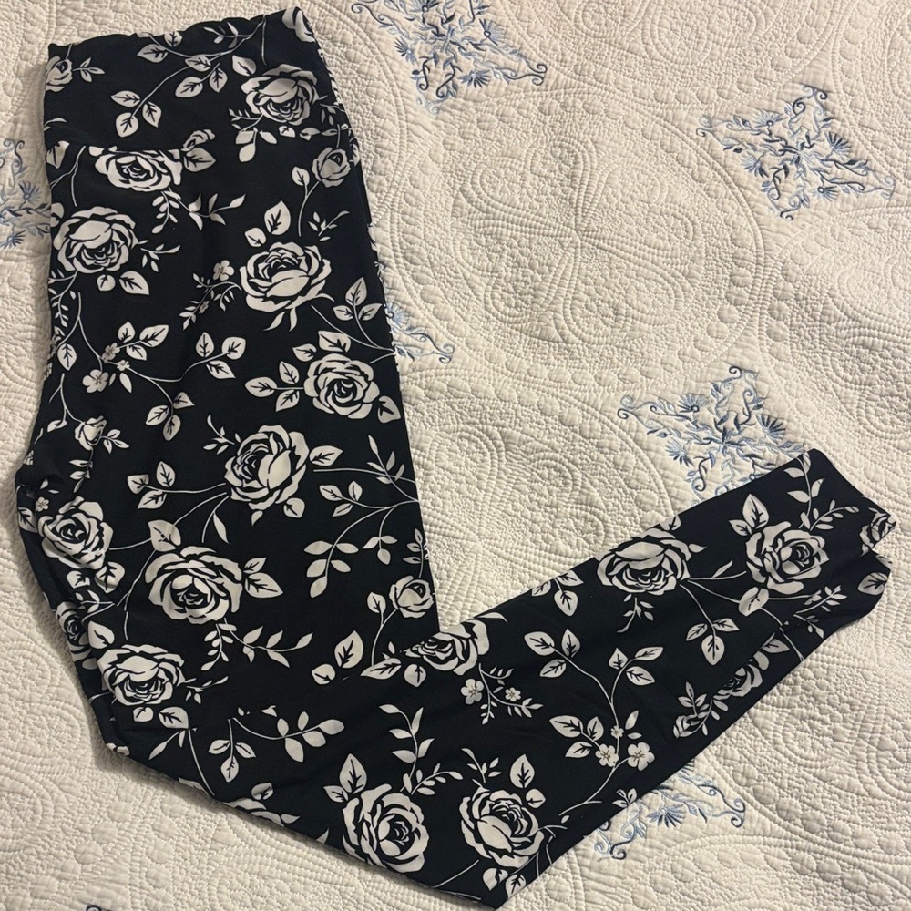 ✨3 for $15 ✨ LuLaRoe Black and White Floral Leggings TC